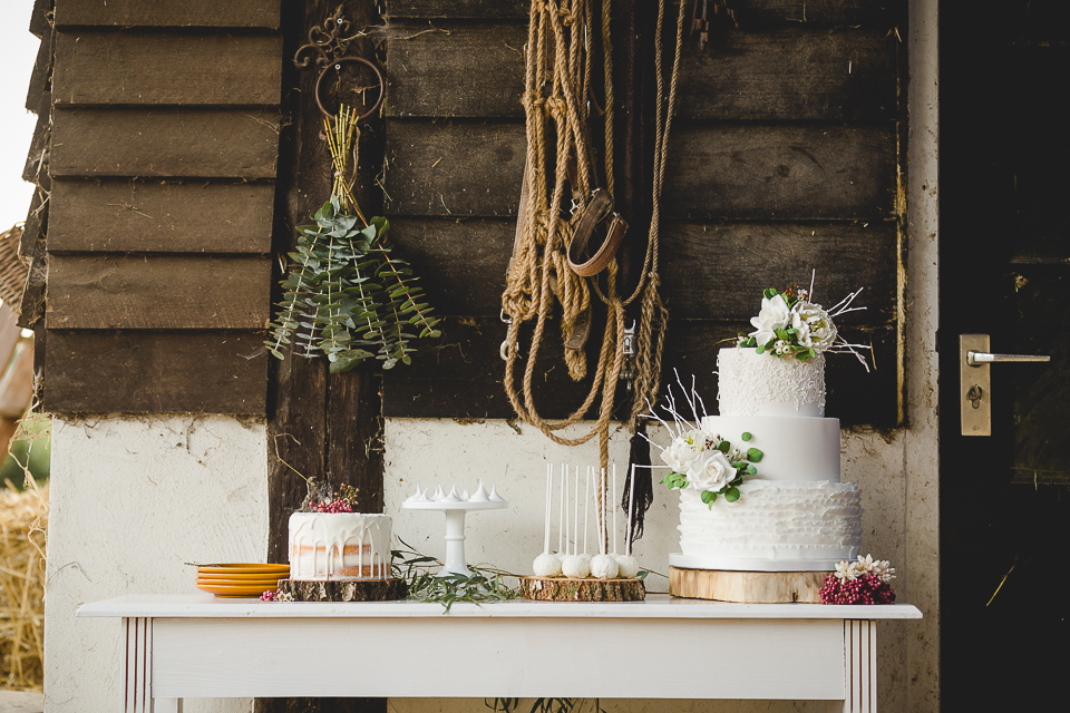 sweet table, Taartjes van An, gestylde sweet table, barn wedding, danielle blokland fotografie